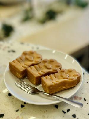 3 Mochi Paw Cake