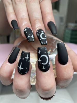 Black nails with white design by Keona