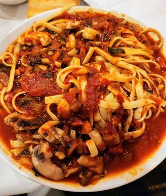 Linguine with marinara sauce and mushrooms