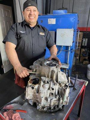 Miguel is the responsable of getting back on the road. With more than 25 years of experience rebuilding Transmissions.