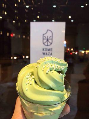 Matcha green tea soft serve sprinkle with rice pop! Good combination.