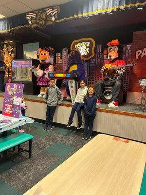 Kid next to old Chuck E. Cheese animatronics