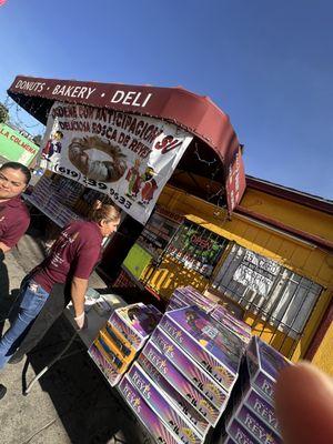 Front of bakery with tons of Roscas