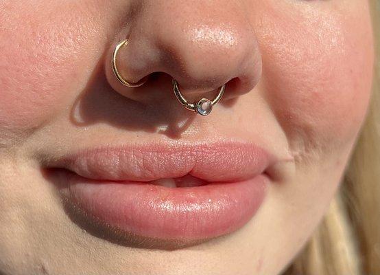 Fresh septum piercing, outfitted with a yellow gold and Swiss Blue Topaz fixed bead ring from Dusk!
Pierced by Megan.
Styled by Sam.