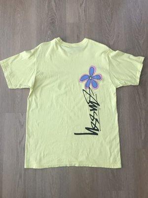 Flower tee in pastel yellow (lemon). Back of shirt.