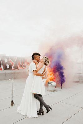 Rooftop Newlywed Kiss | Image: @kami__lalonde