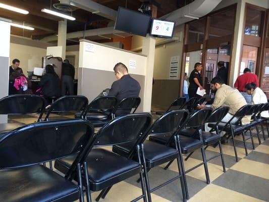 Esperando para renovar pasaporte.