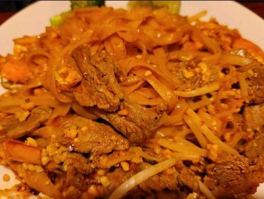 Pad Thai with beef and shrimp