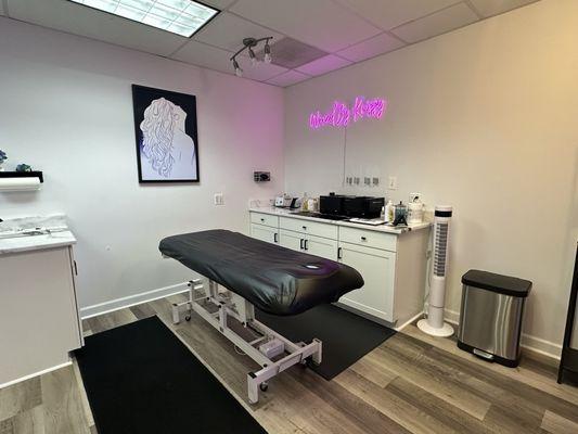 Very clean waxing studio and professional waxers, Krissy and Dez are the best!