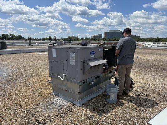 Leak test procedure on a rooftop unit