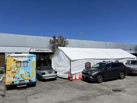 Can you spot the front of the restaurant from the parking lot?