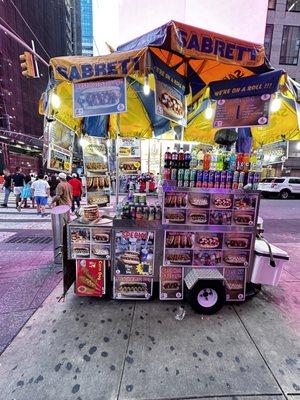 Hot Dog stand - PSA - this stand does not honor prices on their signs.