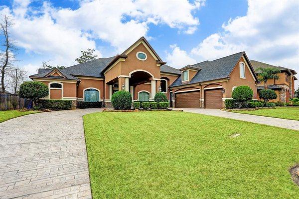 7607 Raes Creek, Houston Texas -14,000 plus sq. ft. lot, gated, golf course community.4 bedroom 4 bath custom built home.