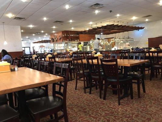 6/7/22 A very large, spacious and clean dining room.