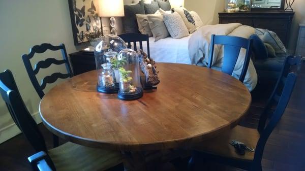 Love this pedestal table!