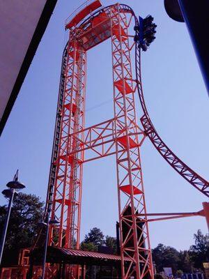 A single train makes its way down the 95° first drop (yep, that's beyond vertical!) en route to a 52mph top speed.