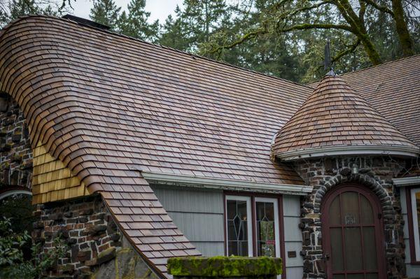 We welcome everything from new construction to elaborate custom roof renovations, composition shingles, wood shakes, tile, and metal roof sy