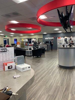 Verizon store clean and friendly