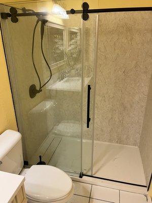 Shower & frameless shower door