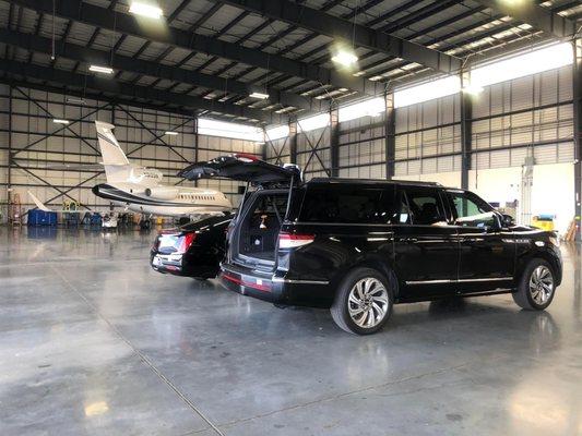 Premier JLS Lincoln Navigator waiting for the a-listers luggage