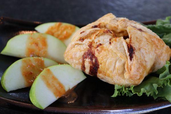 Bacon Apple Turnover

Bacon, White Cheddar, Apple, Onion Turnover / with sliced apple, roasted red pepper vinaigrette