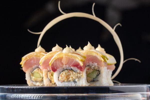 LEMON ROLL
in: albacore krab mix, cucumber,
out: yellowtail, lemon slice, ponzu and lemon
miso sauce