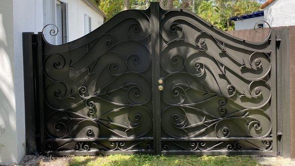 Custom aluminum gate with privacy plates