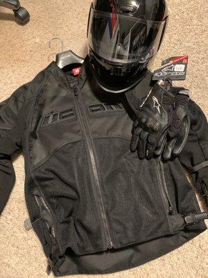 Icon Contra 2 Jacket, Icon Airform Helmet and Alpinestars SMX-1 Air V2 Gloves.