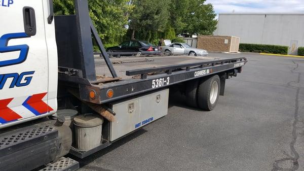 Tow truck at Holliday inn