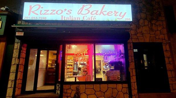 Storefront (12/20/21). @RizzosBakery #JerseyCity #ItalianFood #Bakery #Pizza #Pasta #Cannoli #FoodPorn