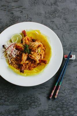 Sautéed jumbo tiger prawns with Thai sticky rice noodle, egg, peanuts, sun dried shrimp, scallions, bean curd and bean sprouts