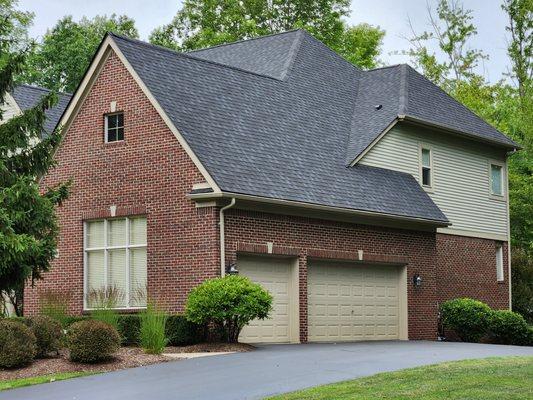 Roof with 3M Scotchgard Shingles