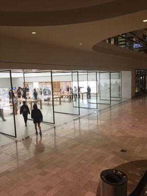 Apple Store of Chestnut Hill -- Mall @ Chestnut Hill : 199 Boylston Street / Route 9, Chestnut Hill              New Storefront