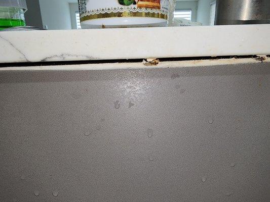 Kitchen sink gap between the kitchen-island slab