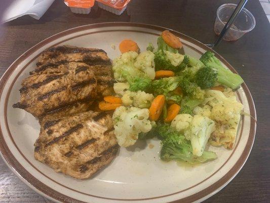 Grilled chicken and steamed vegetables