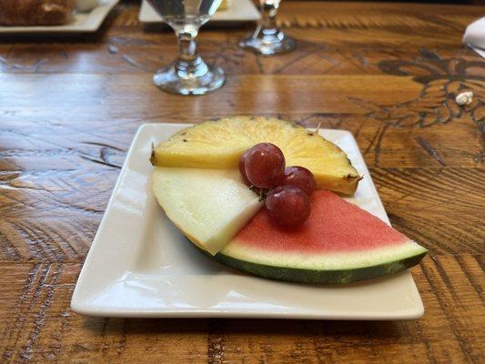 Nicely presented fruit plate....