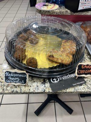 Delicious savory croissant and Mediterranean cheese corn bread He offers a variety for French and American taste.