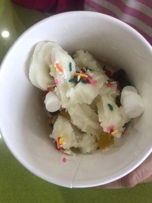 Vanilla w gummies, marshmallows and sprinkles. Sugar rush!