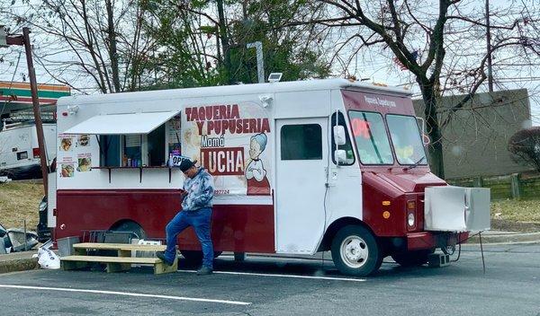 Food truck parked daily behind Sunoco gas station on Middlebrook.