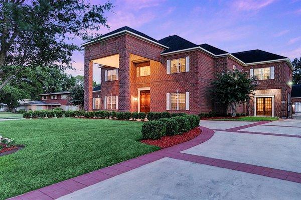 3912 Roseneath Dr. Houston Tx, The 9,682 sq. ft. main home offers 6 bedrooms with 2 masters suites, 1st floor & 2nd floor suite with private