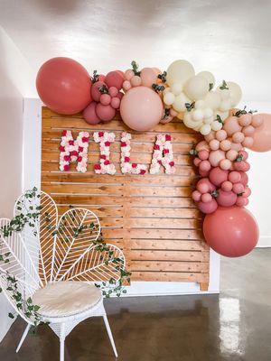 Garden themed baby shower balloons & backdrop