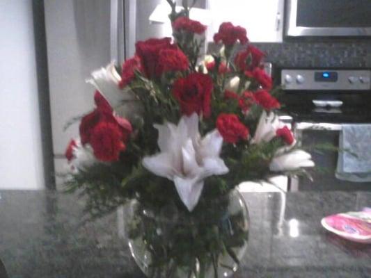 This pic does NOT do it justice. it was taken from my mums 1800's flip phone. Gorgeous arrangement.