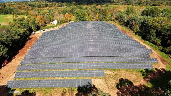 This solar installation completed by Smart Roofs Solar creates 100% of this CT manufacturer's electric usage.⁣⁣⁣