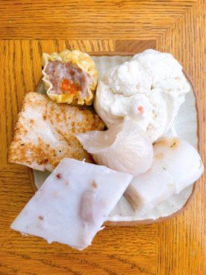 turnip cake, taro cake, shrimp dumpling, pork dumpling, dry shrimp rice roll, steamed chicken bun