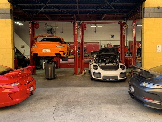 Some cool cars at our Pasadena facility. 997.2 GT3, 991.2 Turbo, 991 GT2 RS, and 991.1 GT3 the Porsche only shop :)