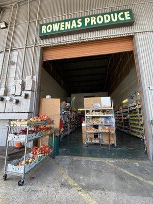 Store front of Rowena's produce! Lots of papaya options and apple bananas!