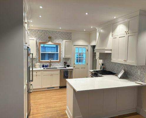 Timeless shaker cabinets paired with a mix of traditional and modern finishes makes this space a showstopper.