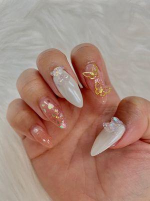 right hand with glossy/glittery sns in pink and chrome white