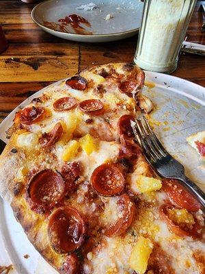 Hawaian pizza with pepperoni.  Delicious!!!!!