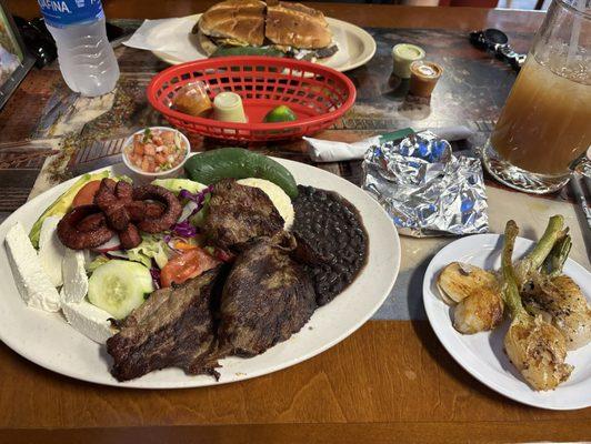 Guanaco y cebollitas, Agua Fresca de tamarindo, tortas cubana